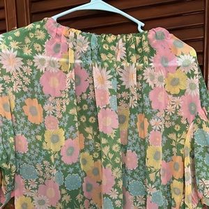 Darling blouse with bow in back